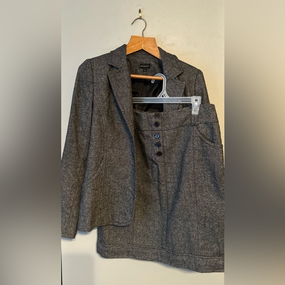 Skirt suit - Picture 1 of 16